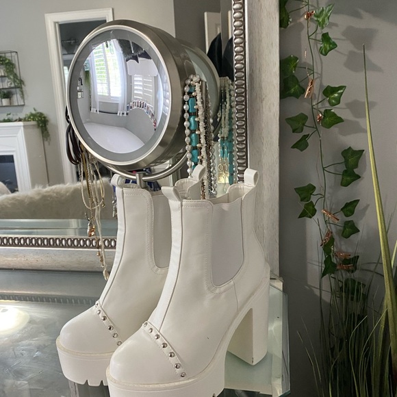 White studded boots - Picture 4 of 4